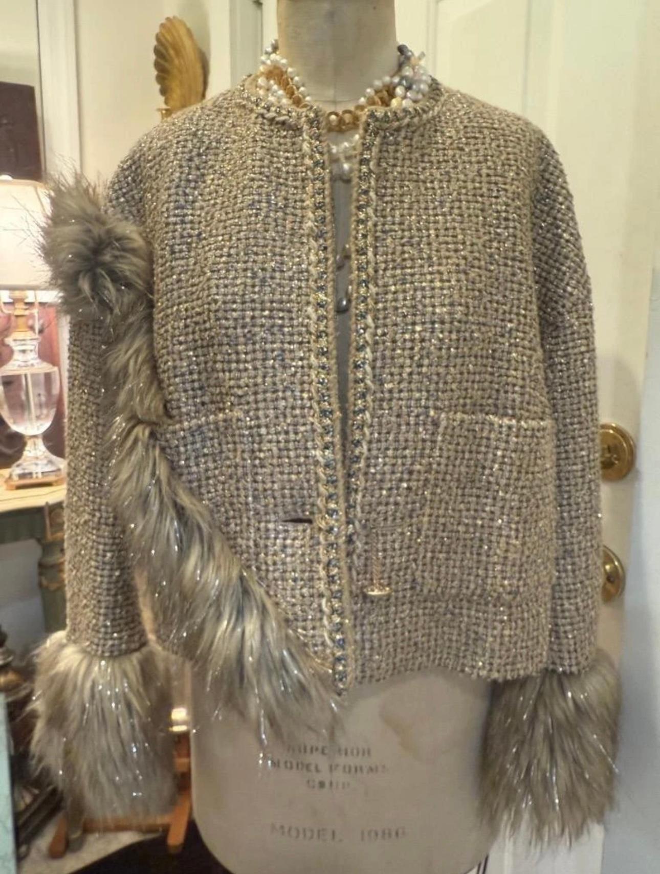 2021 Pre Fall CHANEL by Virginie Viard Faux Fur Trim Lamé Jacket, Size 40 In Good Condition For Sale In Bernardsville, NJ