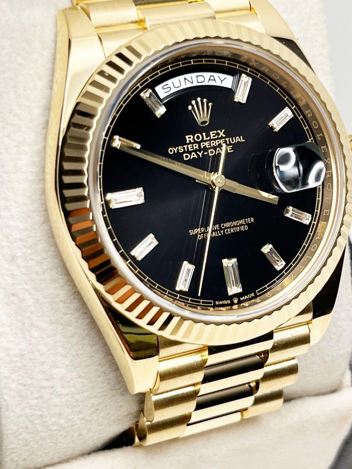 
Stilnummer: 228238



Seriennummer: 908469***



Jahr: 2021

 

Modell: President Day Datum 

 

MATERIAL des Gehäuses: 18K Gelbgold

 

Band: 18K Gelbgold

 

Lünette: 18K Gelbgold 

 

Zifferblatt: Original Fabrik Schwarz Baguette Diamant