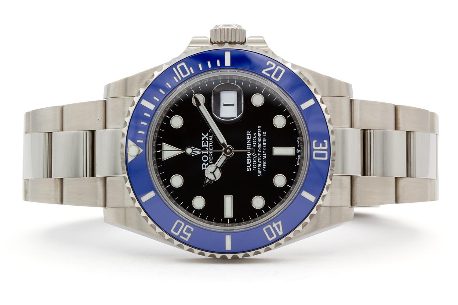 Nous avons le plaisir de vous proposer cette Rolex Submariner Cookie Monster de 2021. Cette superbe montre pour homme est dotée du nouveau boîtier en or blanc 18 carats de 41 mm, d'une superbe lunette bleue et d'un cadran noir. Elle est également