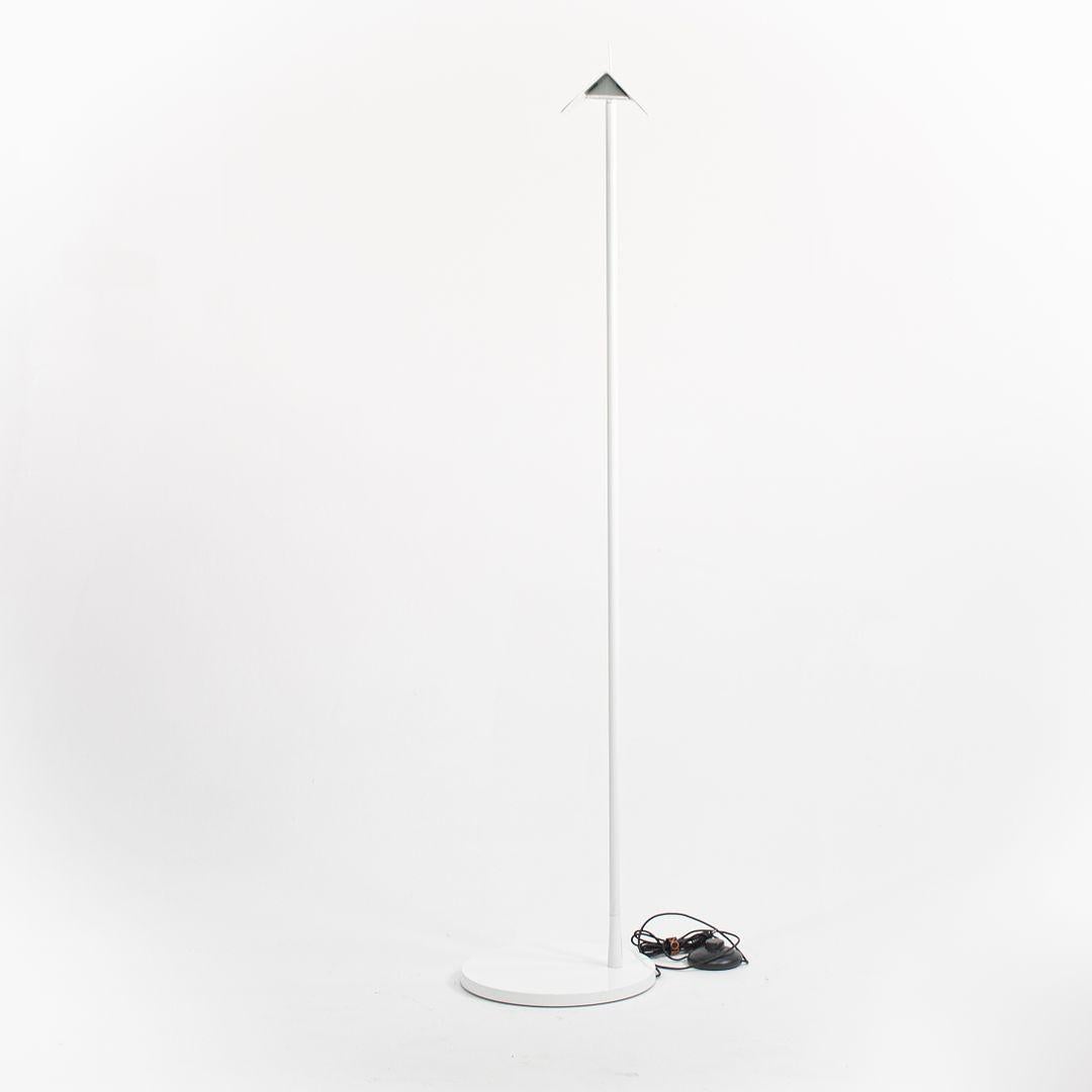 In vendita c'è una lampada da terra Tab F con finitura bianca. La lampada è stata progettata da E. Barber & J. Osgerby e prodotta da Flos in Italia. Risale al 2021 circa ed è garantito come autentico.¬†Le condizioni vanno da molto buone a