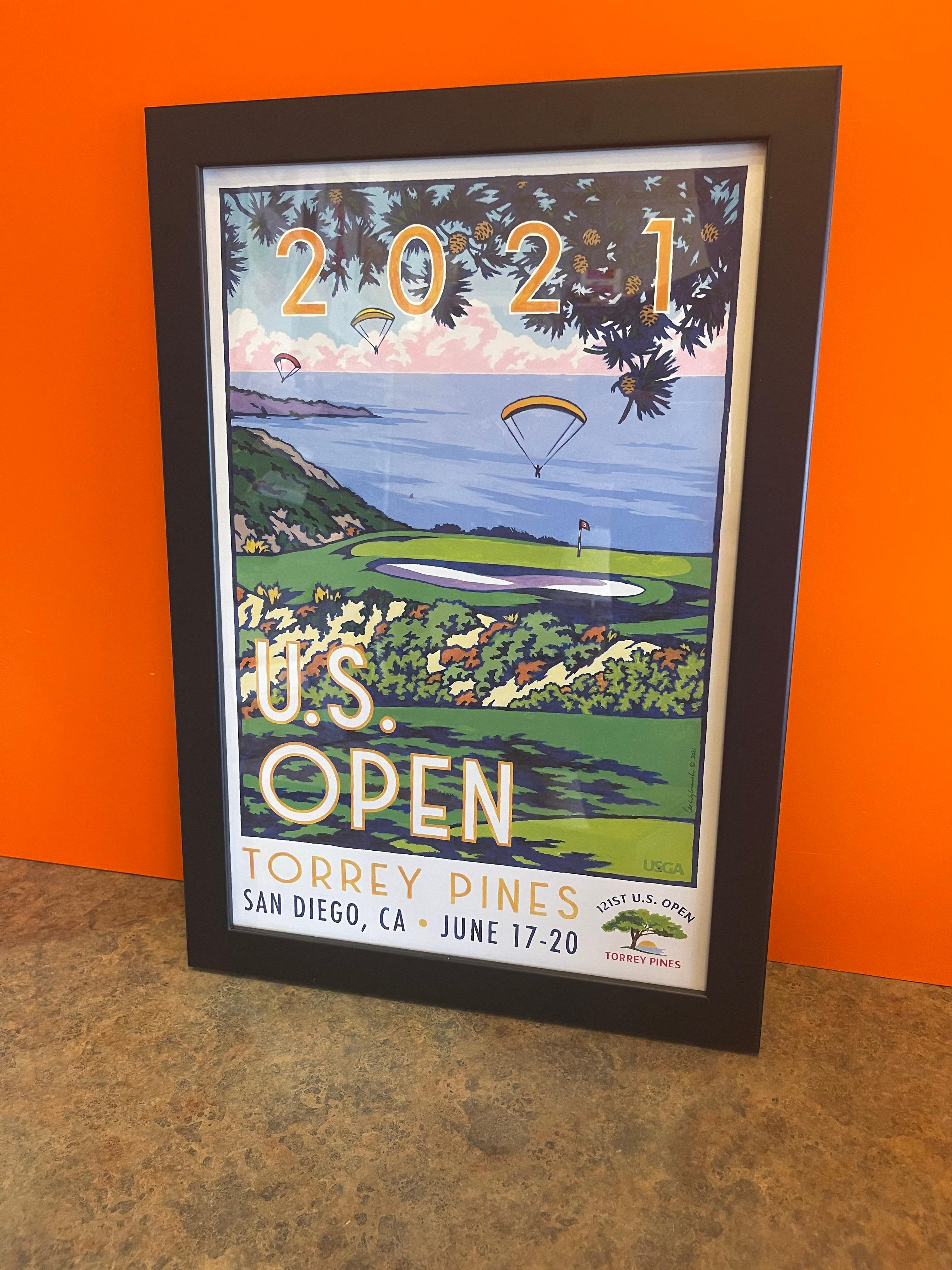 Sehr sammelwürdiges 2021 U.S. Open Golf Poster vom Torrey Pines Golfplatz in San Diego, CA von dem bekannten Golfkünstler Lee Wybranski, circa 2021. Der Druck ist in ausgezeichnetem Zustand mit leuchtenden Farben und ohne Risse oder Nadellöcher. Die