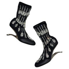 2022 Alexander McQueen Stiefel mit skulpturalem Mesh-Absatz und Kristallverzierung