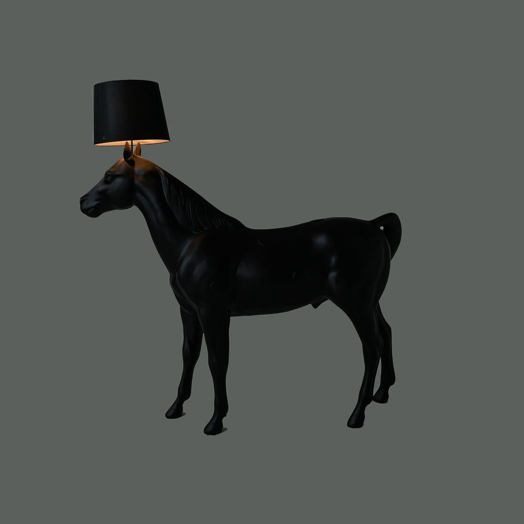 Se vende una Lámpara Caballo de laminado de PVC/viscosa negro sobre estructura metálica con pantalla negra. La lámpara ha sido diseñada por Front y producida por Moooi¬† en Holanda. Data de hacia 2022 y está garantizada como auténtica.¬†El estado de