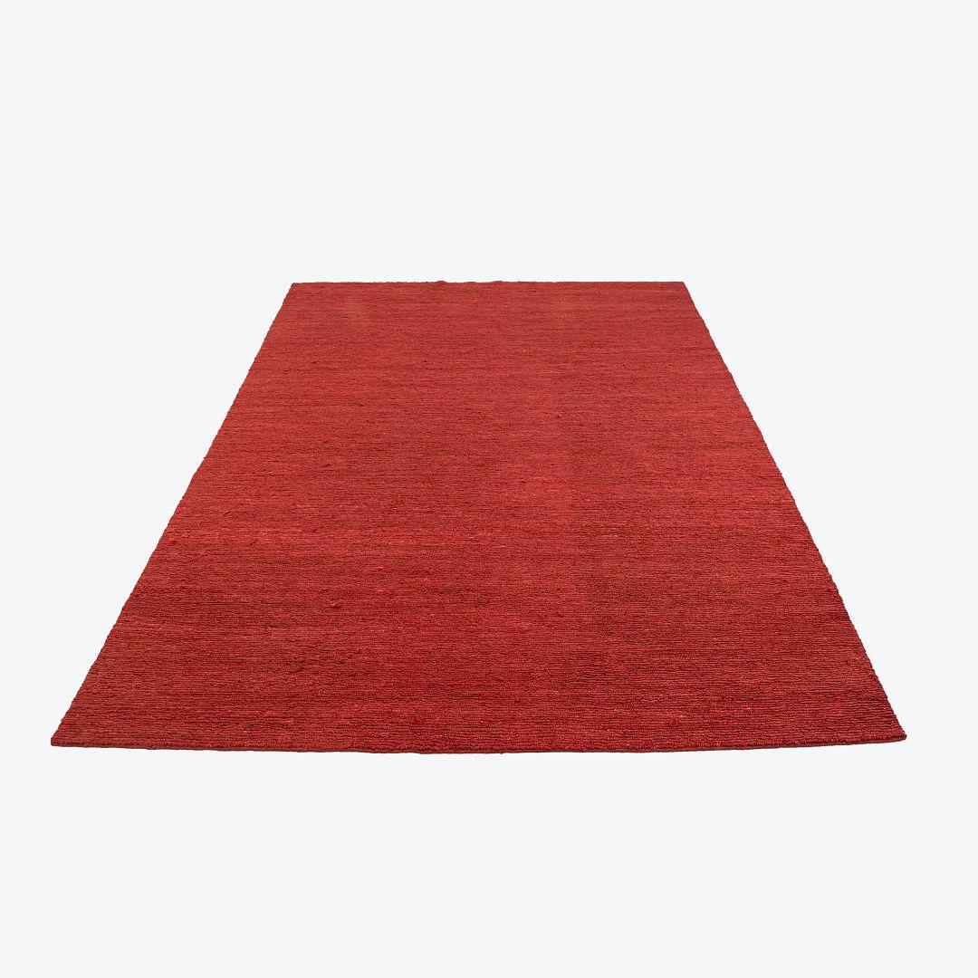 Alfombra Tatami tejida a mano con lana y yute de Nueva Zelanda en un tono rojo terracota. La alfombra fue diseñada por Nani Marquina y Ariadna Miquel. Fue fabricado por Nanimarquina en la India. La alfombra data de hacia 2022 y está garantizada como