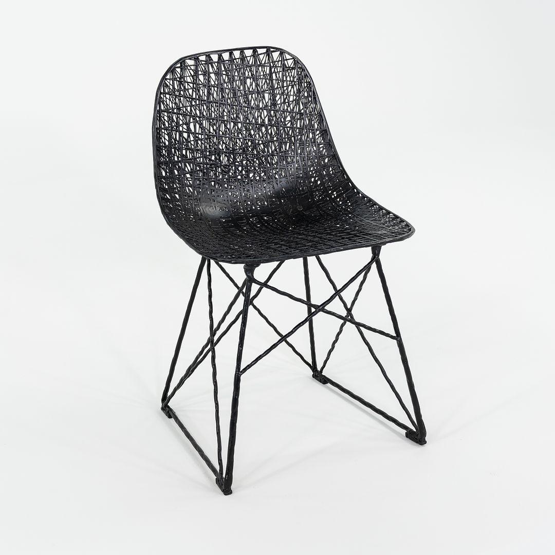 Questa è una sedia Carbon, disegnata da Bertjan Pot e Marcel Wanders. Questo esemplare è stato prodotto da Moooi nei Paesi Bassi nel 2022. La sedia Carbon è composta da resina epossidica e fibre di carbonio, che permettono a questo pezzo di essere