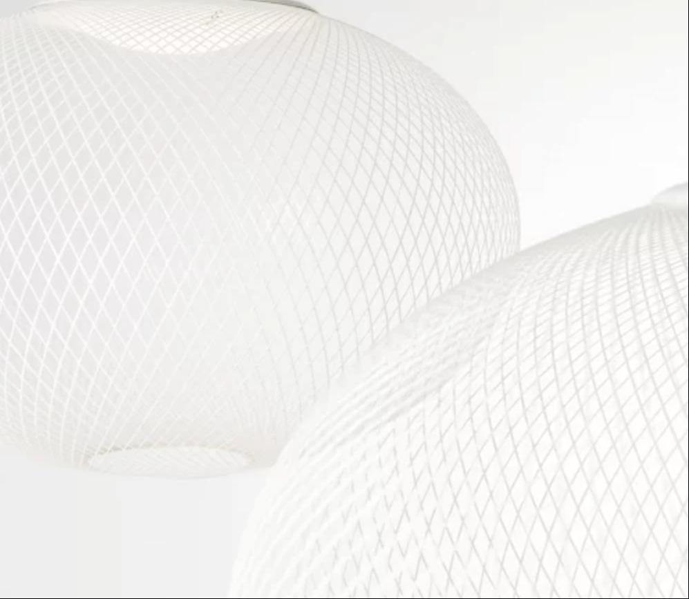 In vendita ci sono tredici lampade a sospensione NR2 medie (vendute separatamente) realizzate in fibra di vetro con resina epossidica, copertura in ABS, diffusore in PC e dissipatore in alluminio di colore bianco. La lampada è stata progettata da