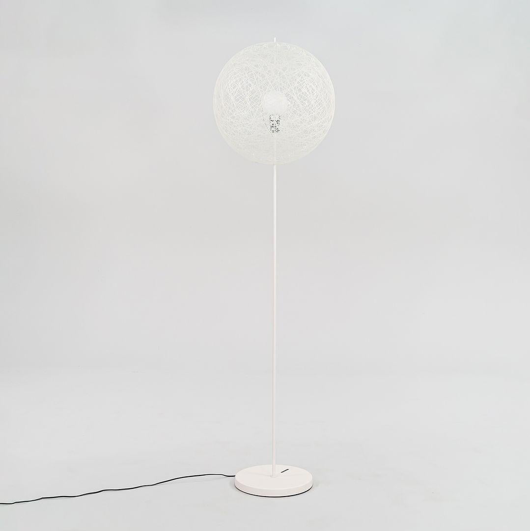 2022 Bertjan Pot per Moooi Random Light Ball Small Floor Lamp in bianco in vendita 4