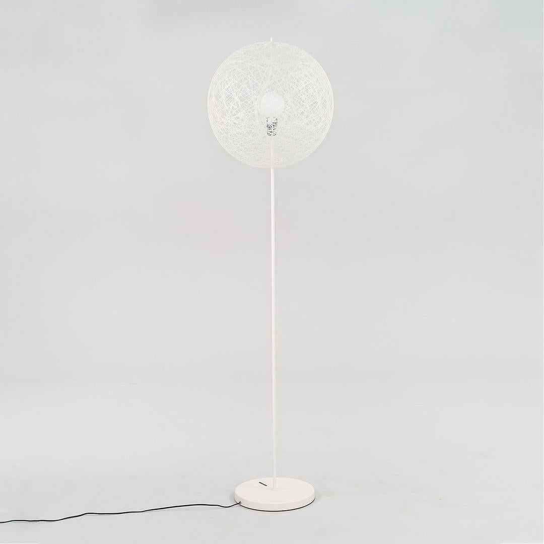 2022 Bertjan Pot per Moooi Random Light Ball Small Floor Lamp in bianco in vendita 1