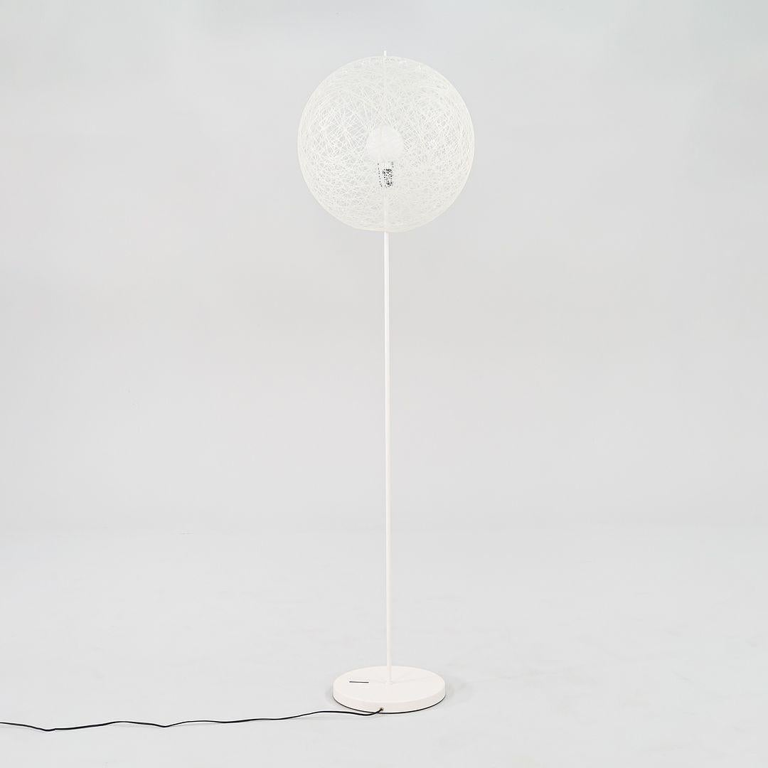 2022 Bertjan Pot per Moooi Random Light Ball Small Floor Lamp in bianco in vendita 2