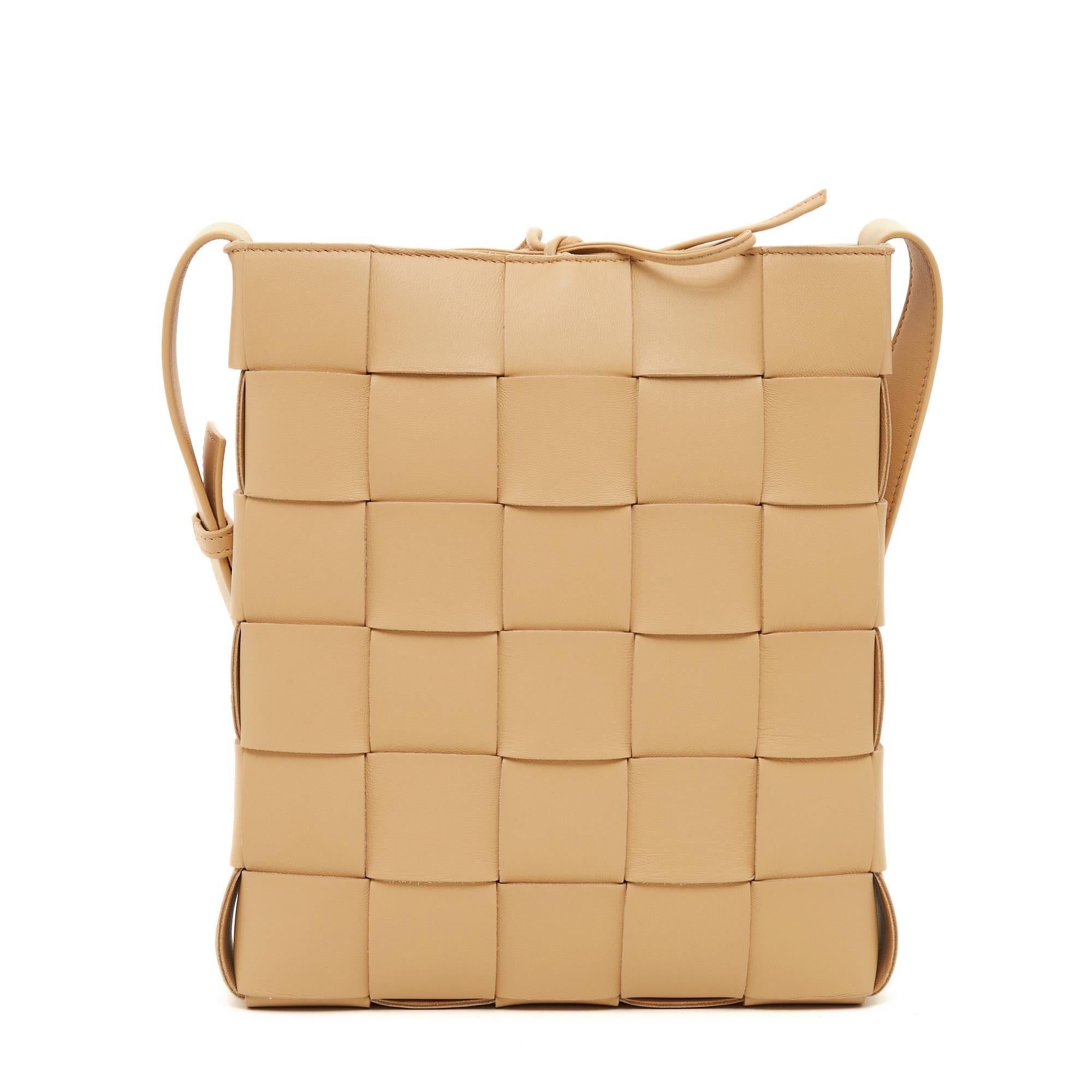 Bottega Veneta Cassette model bag in wide strips of braided beige (