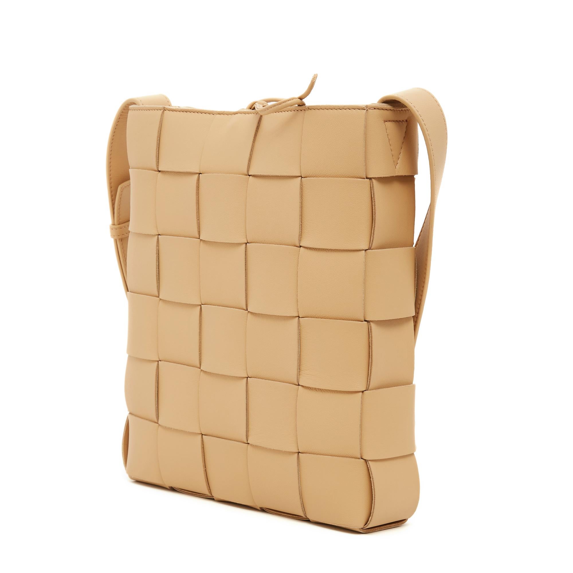 2022 Bottega Veneta Shoulder Bag Cassette Leather Beige In New Condition For Sale In PARIS, FR