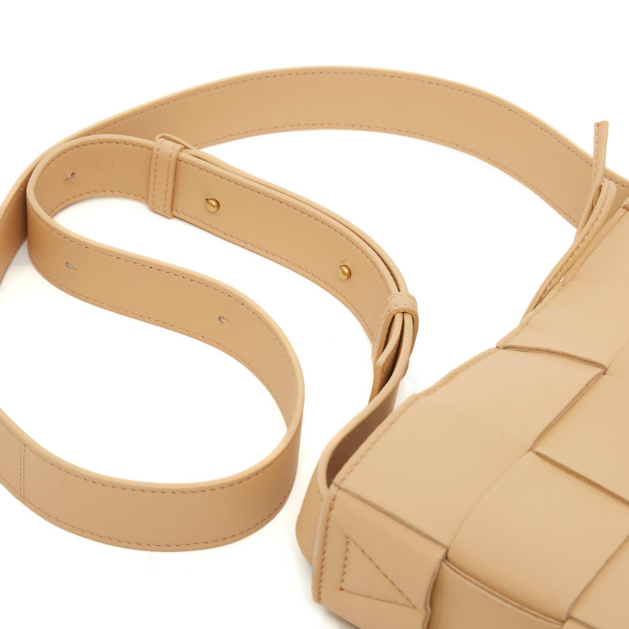 Women's or Men's 2022 Bottega Veneta Shoulder Bag Cassette Leather Beige For Sale
