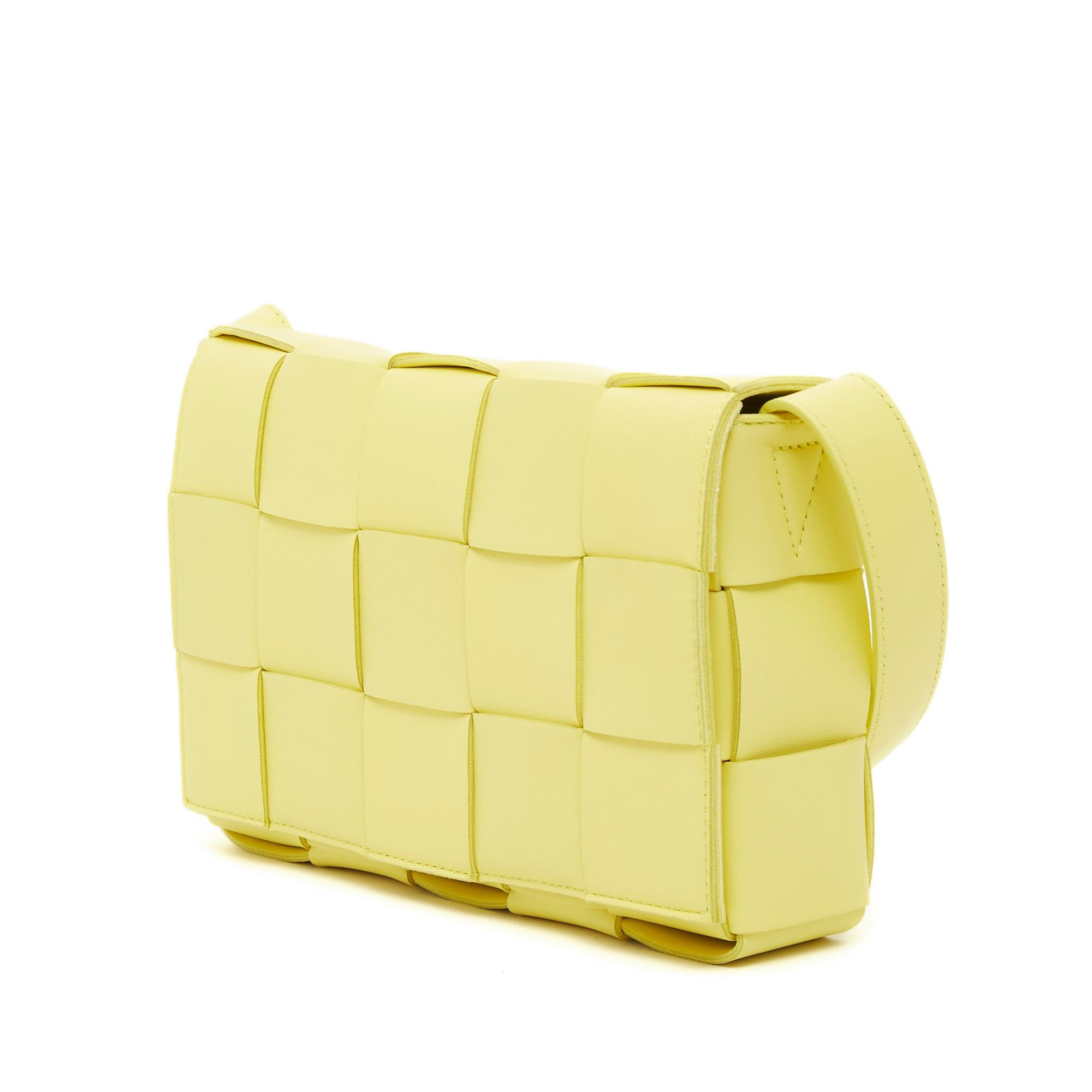 2022 Bottega Veneta Shoulder Bag Cassette Leather Yellow Sherbet In New Condition For Sale In PARIS, FR
