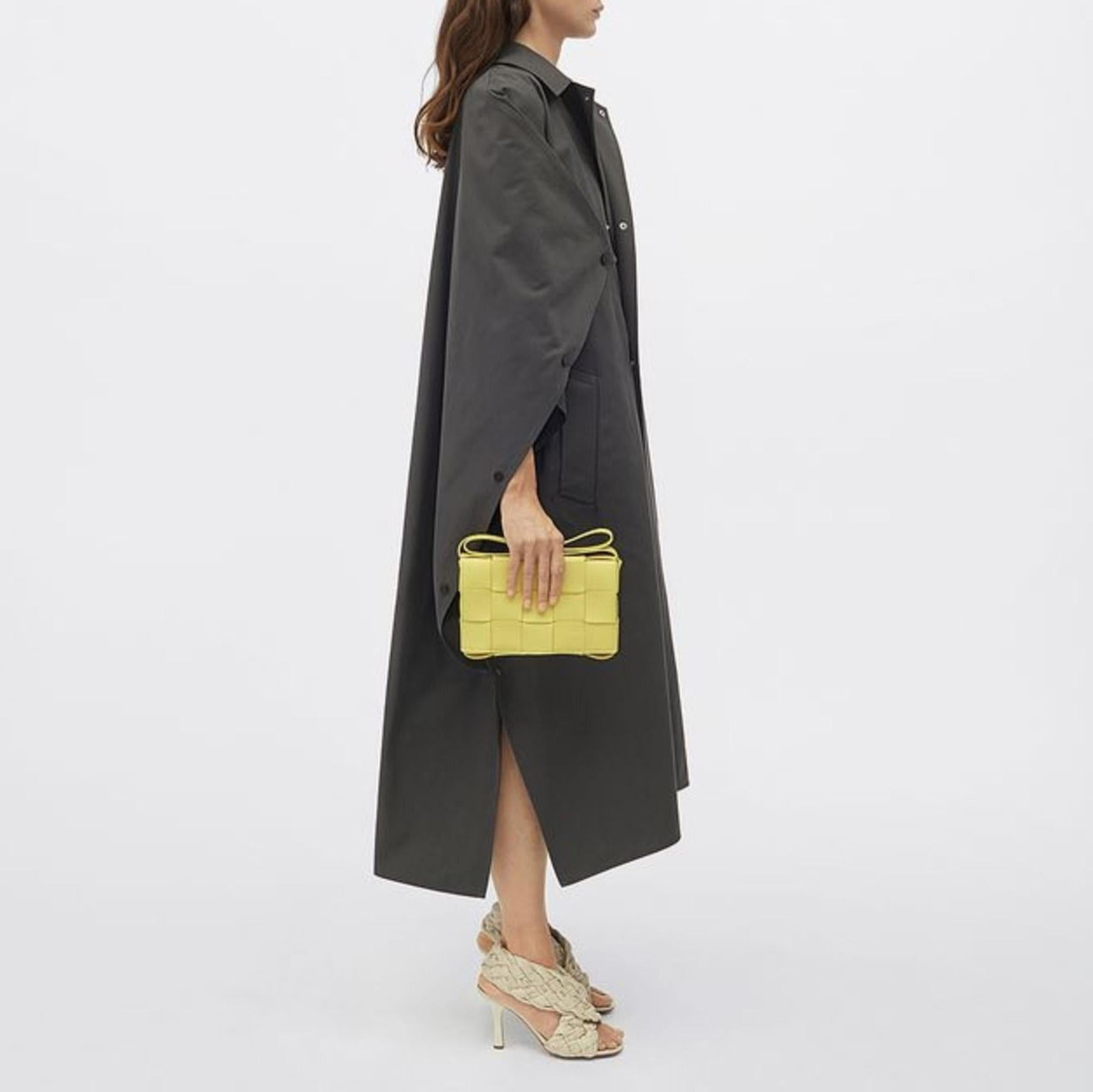 2022 Bottega Veneta Shoulder Bag Cassette Leather Yellow Sherbet For Sale 4