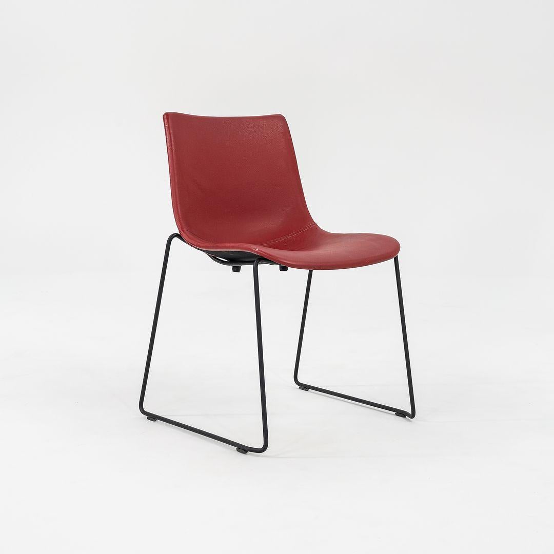 Zum Verkauf steht ein BA003F Preludia Metal Sled Chair mit einem schwarz pulverbeschichteten Stahlrahmen und rotem Ledersitz. Der von Brad Ascalon entworfene und von Carl Hansen & Son in Dänemark hergestellte Stuhl stammt aus der Zeit um 2022 und