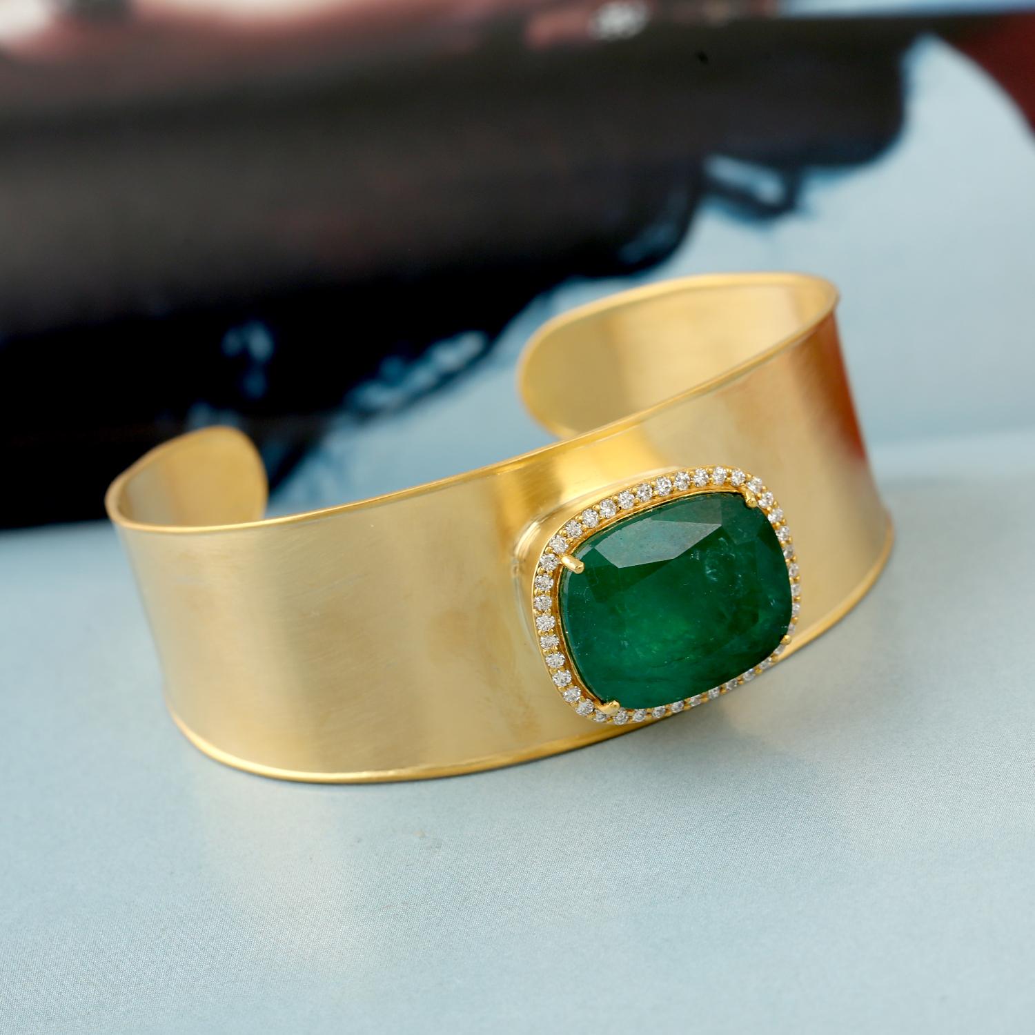 Modern 20.22 Carat Emerald 14 Karat Gold Bracelet Cuff For Sale