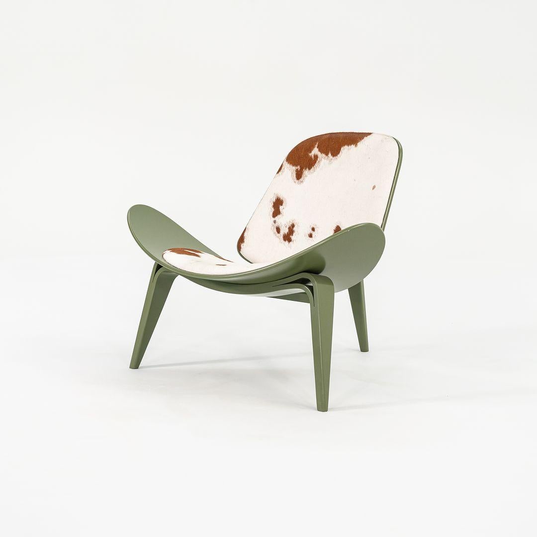 2022 Carl Hansen CH07 Shell Lounge Chair in Greene & Greene & Cowhide di Hans Wegner in vendita 3