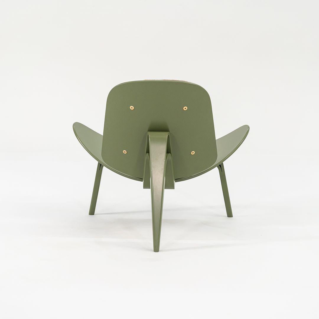 2022 Carl Hansen CH07 Shell Lounge Chair in Greene & Greene & Cowhide di Hans Wegner in vendita 4