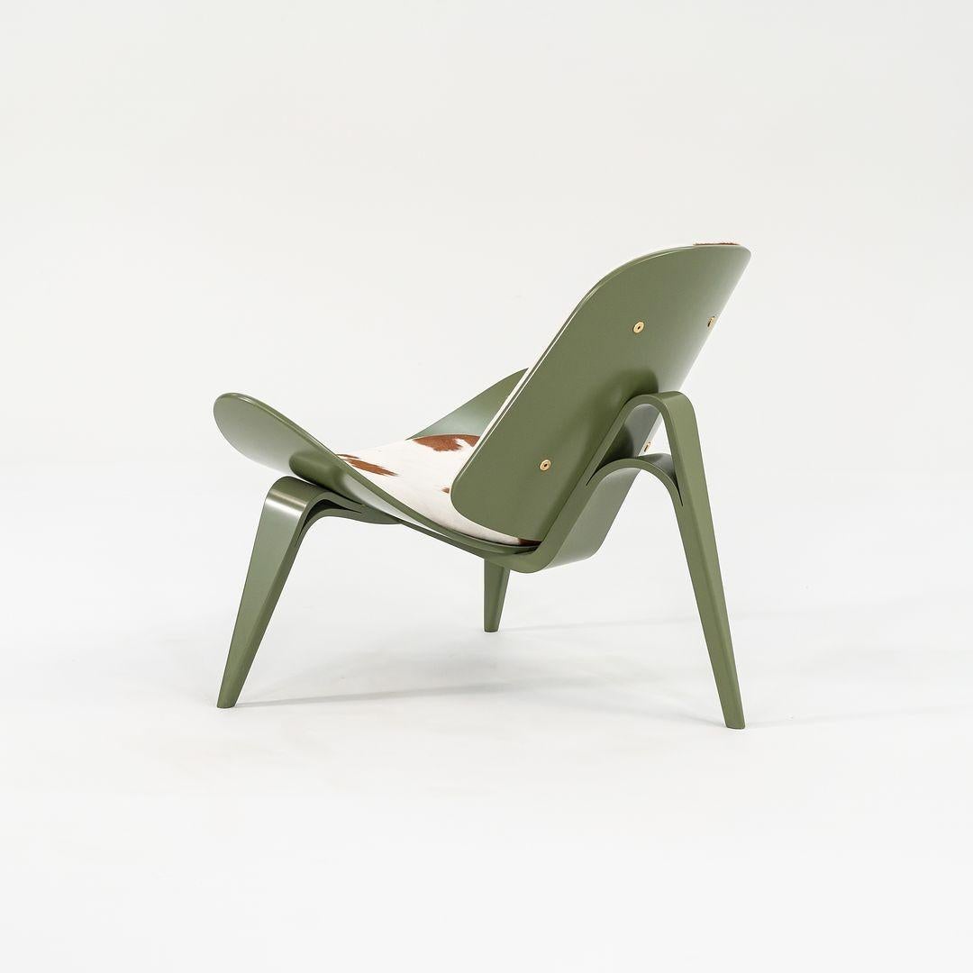 2022 Carl Hansen CH07 Shell Lounge Chair in Greene & Greene & Cowhide di Hans Wegner in vendita 5