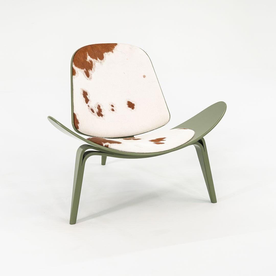 Questa è la sedia CH07 Shell Chair, disegnata da Hans J. Wegner e prodotta da Carl Hansen & Son in Danimarca nel 2022 circa. 
 
 La sedia misura 36,25 pollici di larghezza, ha una profondità di 32,75 pollici, un'altezza della seduta di 14 pollici e