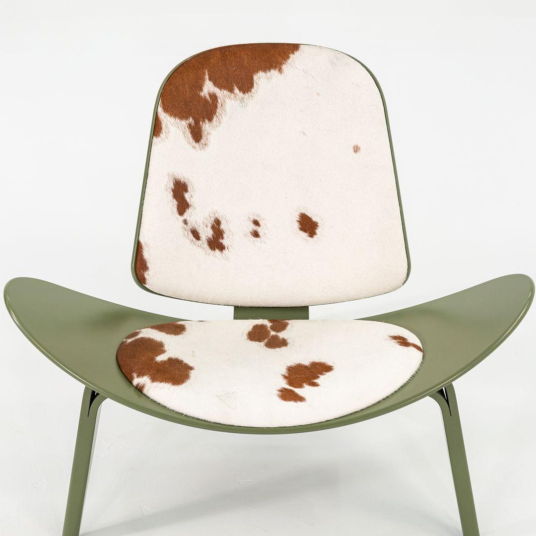 Danese 2022 Carl Hansen CH07 Shell Lounge Chair in Greene & Greene & Cowhide di Hans Wegner in vendita