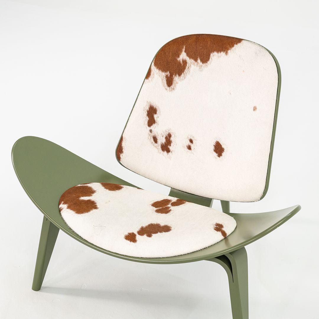 2022 Carl Hansen CH07 Shell Lounge Chair in Greene & Greene & Cowhide di Hans Wegner in vendita 1