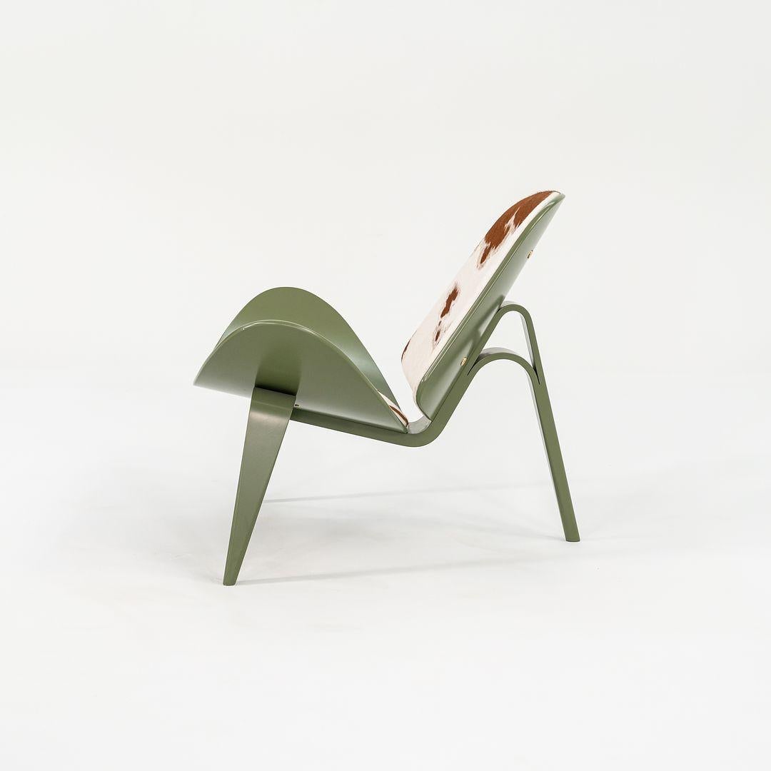 2022 Carl Hansen CH07 Shell Lounge Chair in Greene & Greene & Cowhide di Hans Wegner in vendita 2