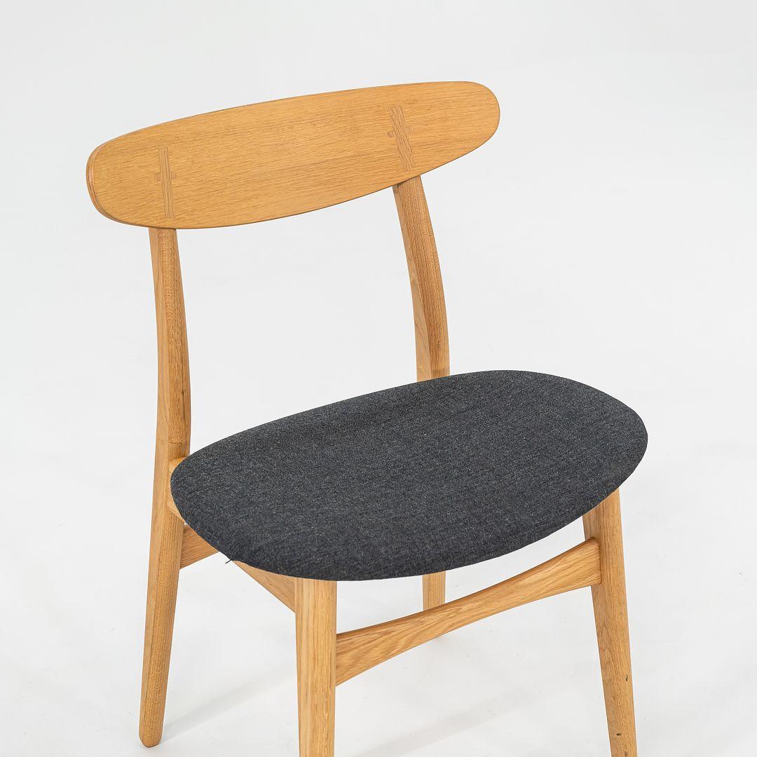 2022 Sedia da pranzo Carl Hansen CH30P in Oak di Hans J. Wegner con seduta imbottita in vendita 3