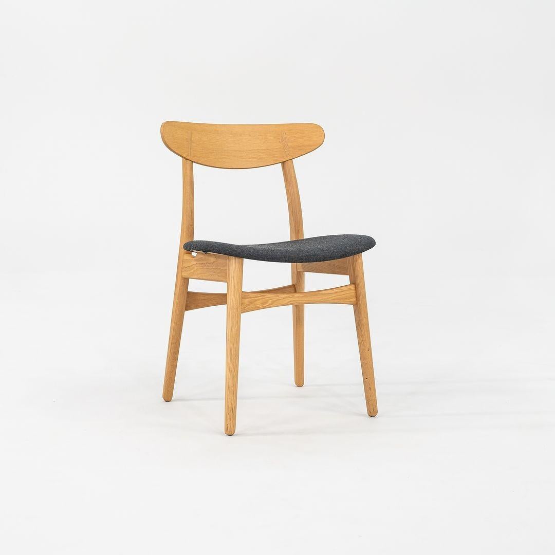 2022 Sedia da pranzo Carl Hansen CH30P in Oak di Hans J. Wegner con seduta imbottita in vendita 5