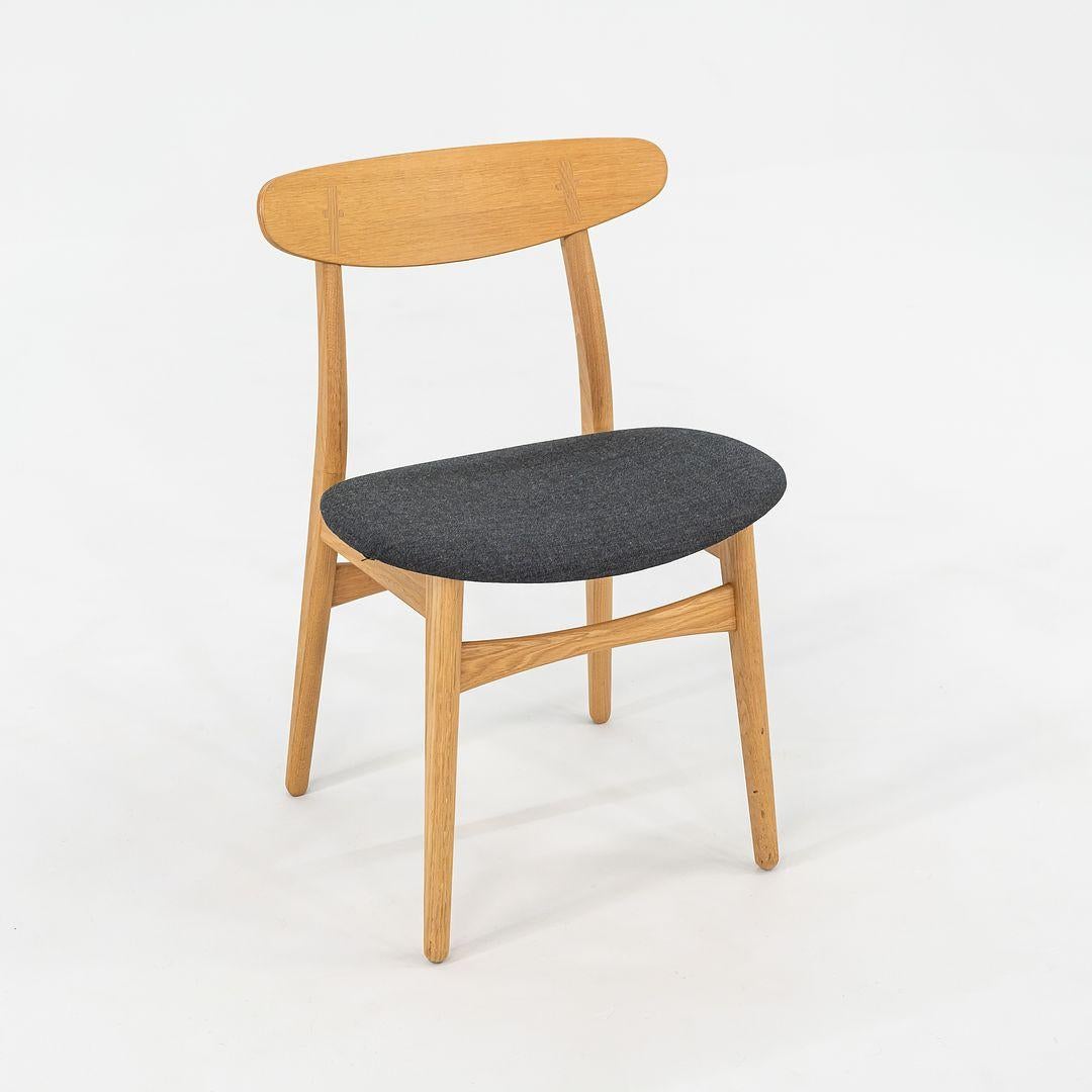 Moderno 2022 Sedia da pranzo Carl Hansen CH30P in Oak di Hans J. Wegner con seduta imbottita in vendita