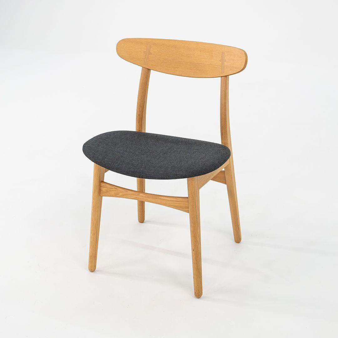 Danese 2022 Sedia da pranzo Carl Hansen CH30P in Oak di Hans J. Wegner con seduta imbottita in vendita