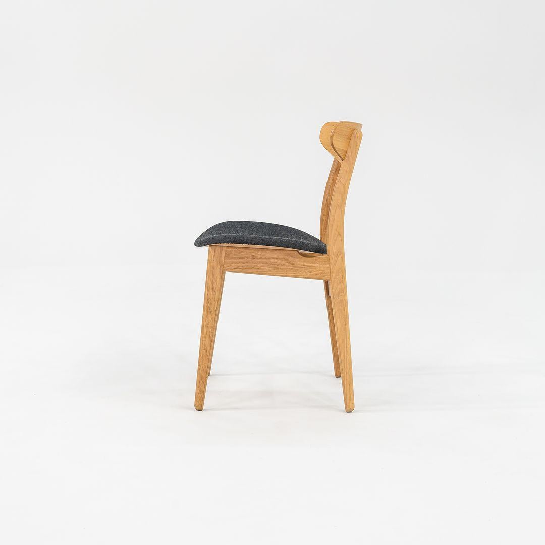 2022 Sedia da pranzo Carl Hansen CH30P in Oak di Hans J. Wegner con seduta imbottita In condizioni buone in vendita a Philadelphia, PA