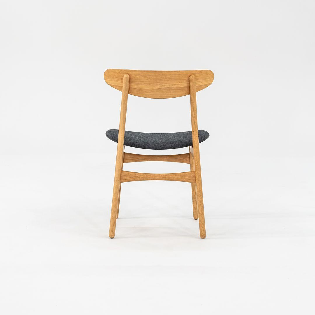 XXI secolo e contemporaneo 2022 Sedia da pranzo Carl Hansen CH30P in Oak di Hans J. Wegner con seduta imbottita in vendita