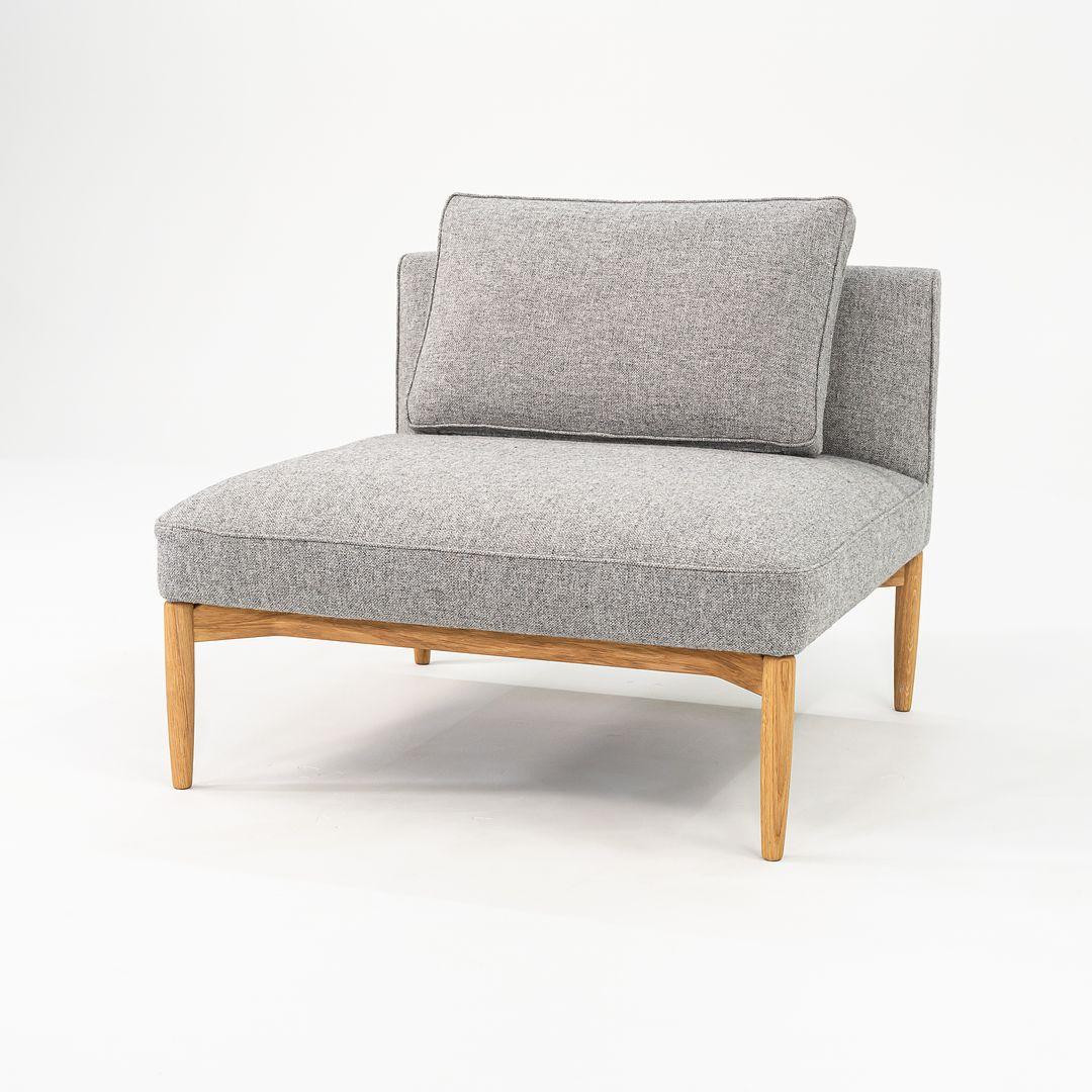 Zum Verkauf steht ein E300 Embrace Sofa Modul und Sessel mit einem massiven Rahmen aus geölter Eiche und einem grauen Stoffsitz. Das von EOOS entworfene und von Carl Hansen & Son in Dänemark hergestellte Modul stammt aus der Zeit um 2022 und ist