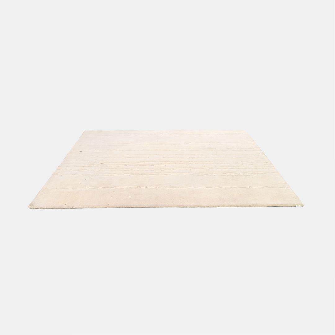 Zum Verkauf stehen zwei Teppiche der Serie NUP003 Woodlines, die aus handgeknüpftem Wollgarn in Elfenbeinweiß mit elfenbeinweißen Linien bestehen. Der Teppich wurde von Naja Utzom Popov entworfen und von Carl Hansen in Dänemark hergestellt. Sie