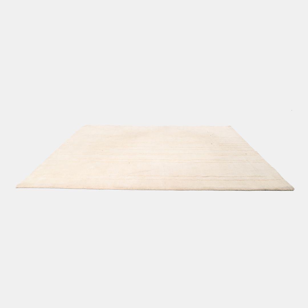 Carl Hansen Weißer Teppich mit weißen Holzlinien von Naja Utzon Popov, 2022 (Handgeknüpft) im Angebot