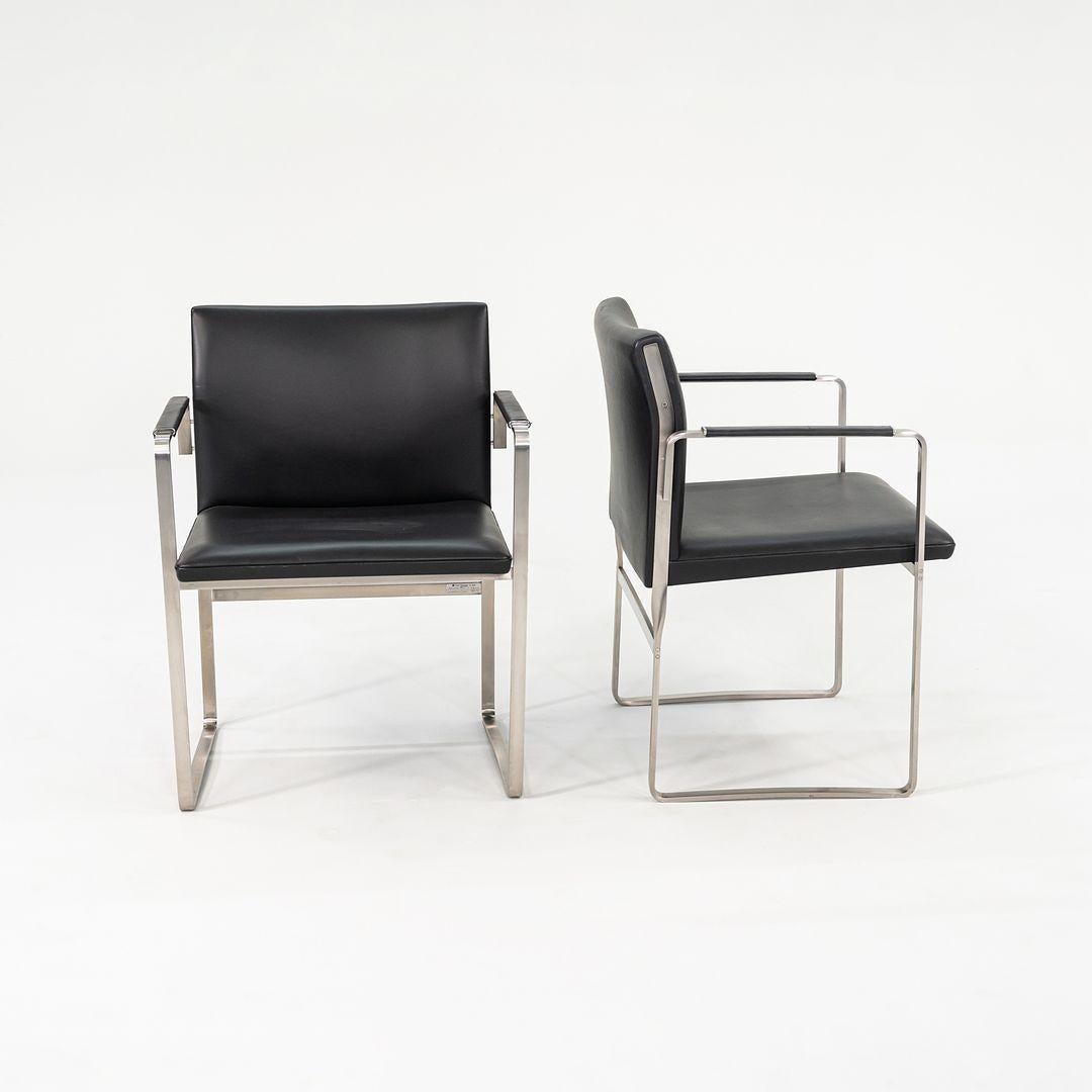 In vendita ci sono tre poltrone da pranzo CH111 (vendute singolarmente) con struttura in acciaio inossidabile e seduta in pelle nera. La sedia è stata disegnata da Hans Wegner e prodotta da Carl Hansen & Son¬ in Danimarca. Ogni esemplare risale al