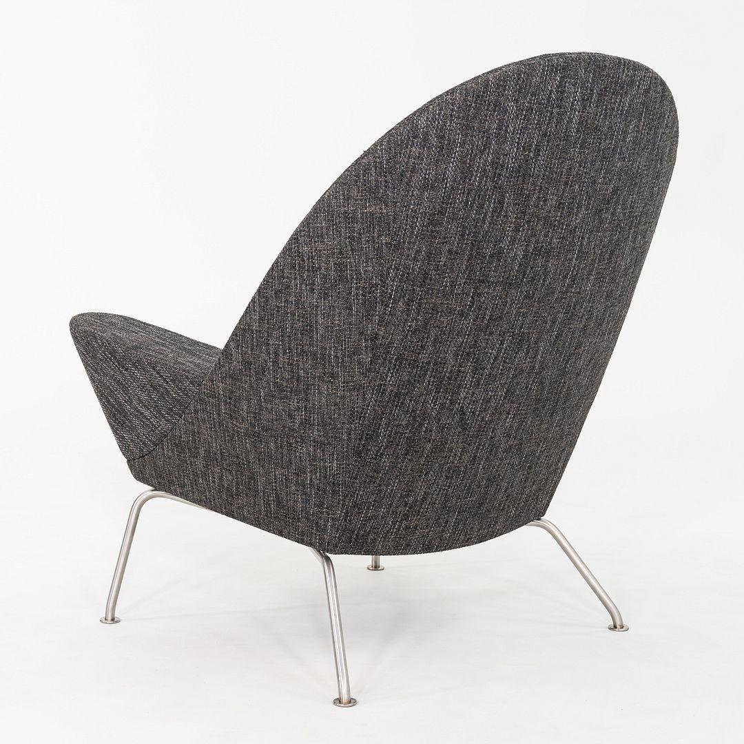 Questa è una sedia da salotto CH468 Oculus, disegnata originariamente da Hansen per Carl Hansen nel 1960. Questi particolari pezzi sono stati prodotti in Danimarca nel 2022. Le sedie hanno una struttura in faggio massiccio, gambe in acciaio e