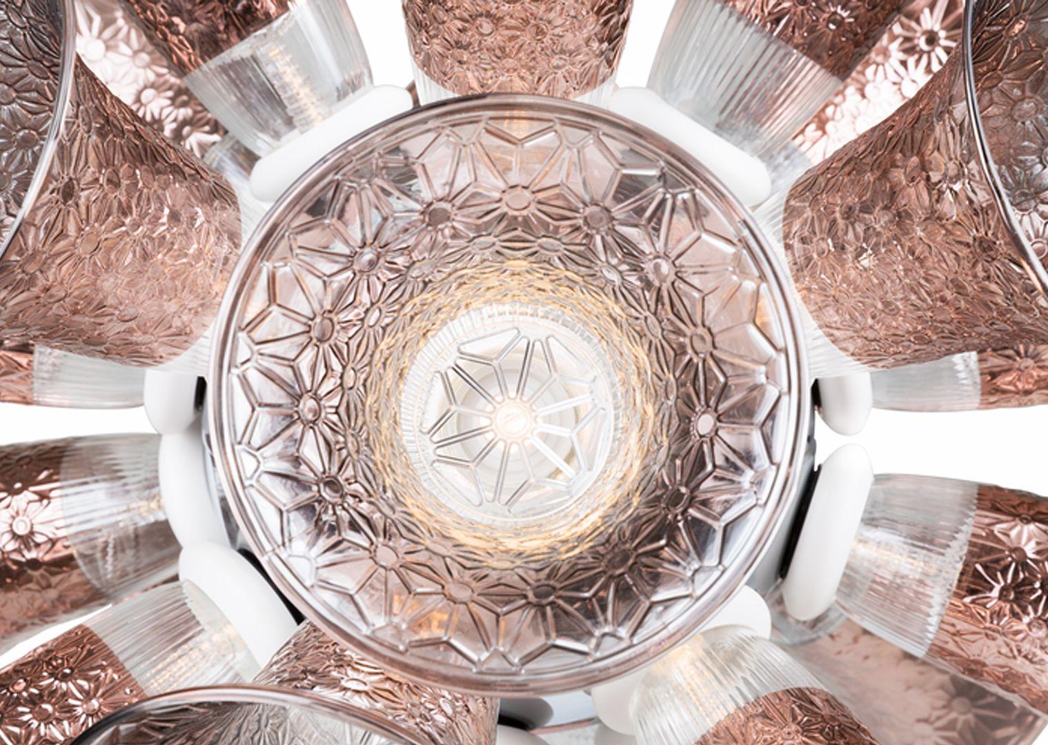 In vendita c'è una lampada a sospensione Chalice composta da una sfera di metallo cromato, bachelite e calici di vetro. La lampada è stata progettata da Edward van Vliet e prodotta da Moooi¬†nei Paesi Bassi. Risale al 2022 circa ed è garantito come