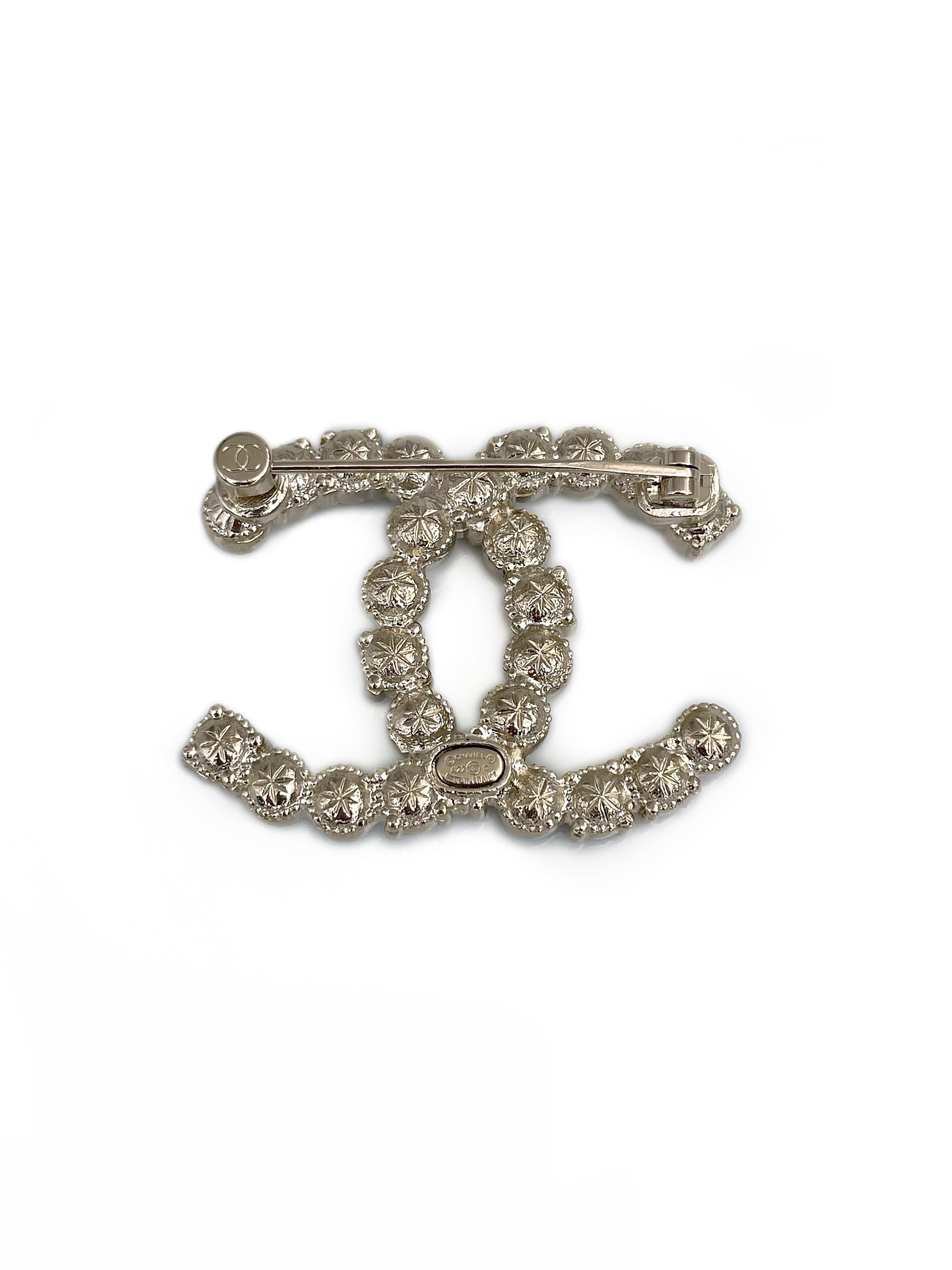 2022 Chanel A22C Cristal rosa Perla CC Logotipo Broche Moderno