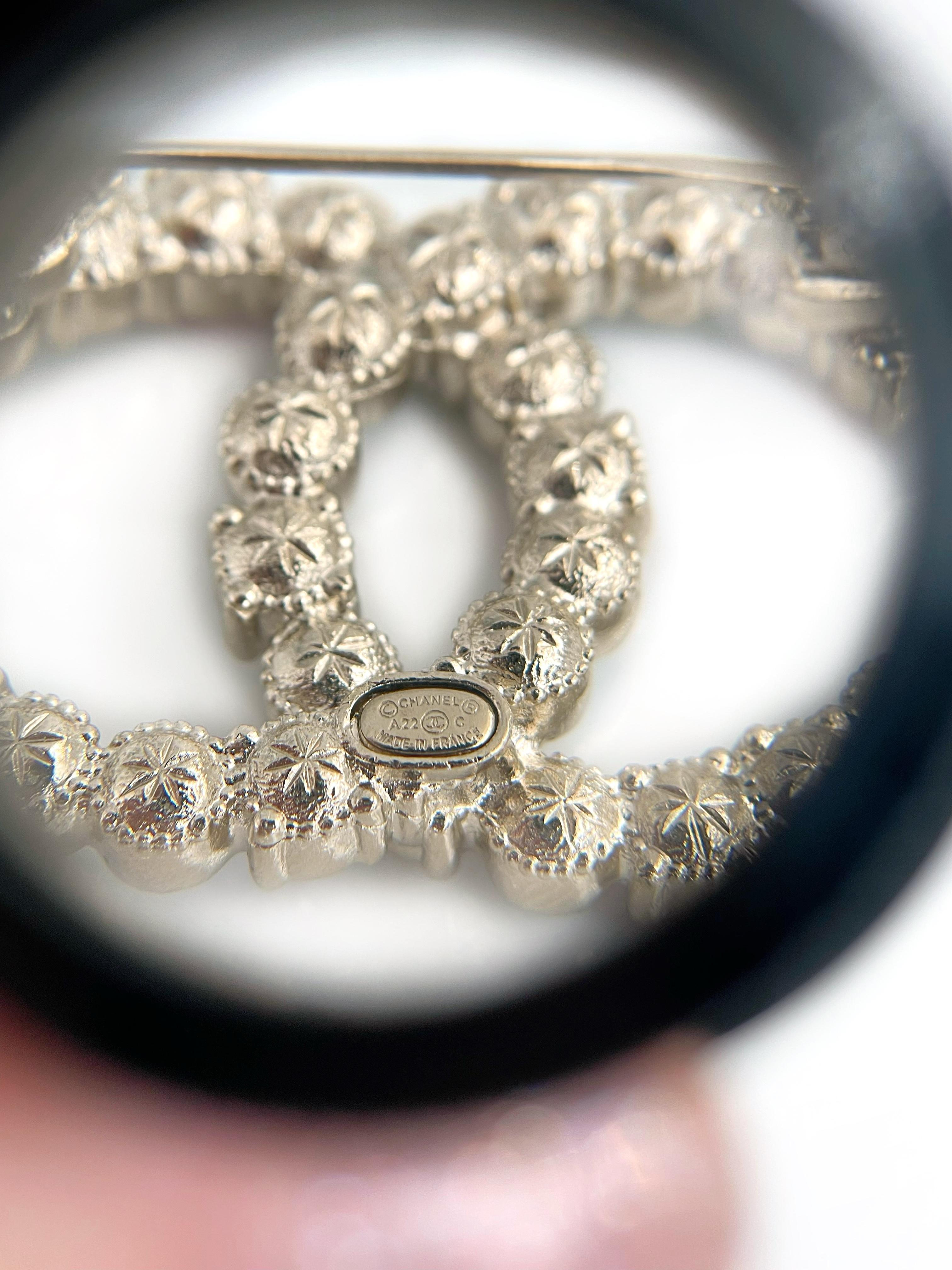 2022 Chanel A22C Cristal rosa Perla CC Logotipo Broche en Bueno Estado en Vilnius, Vilniaus apskr.