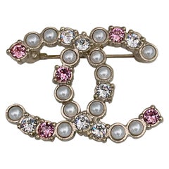 2022 Chanel A22C Cristal rosa Perla CC Logotipo Broche