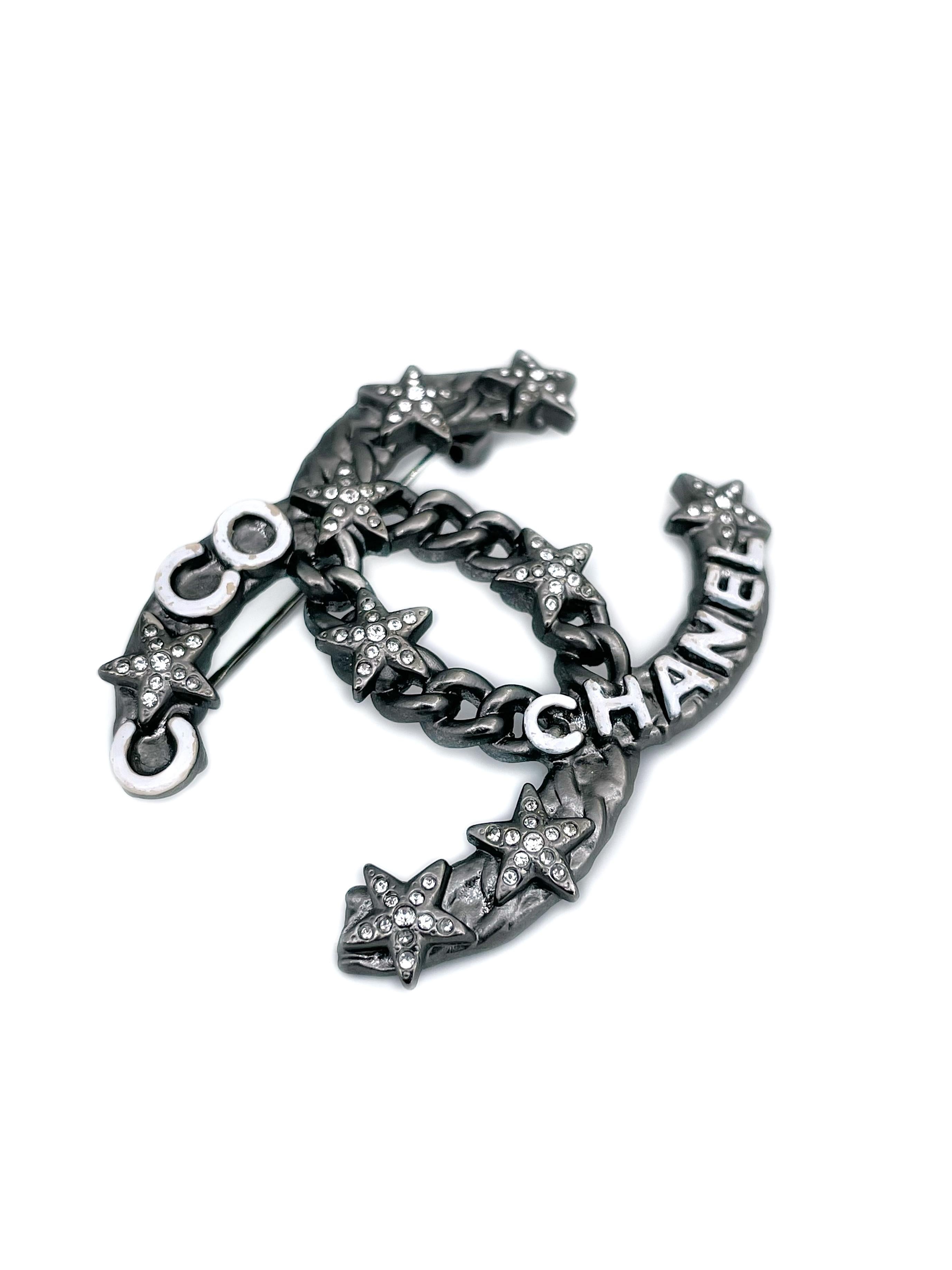 This is a CC logo pin brooch designed by Chanel for 2022 collection. It is adorned with stars encrusted with clear crystals and white enamel letters forming into “Coco Chanel”. 

Signed: ©Chanel® A22P. Made in France

Size: 4x5cm

———

If you have