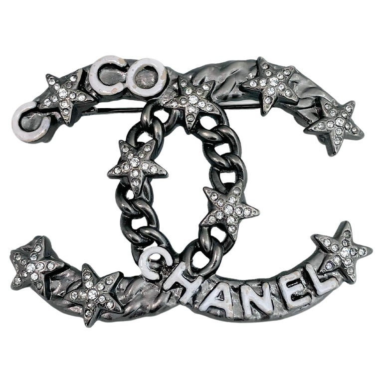 2022 Chanel A22P Matte Silver Tone CC Logo Star Crystal White Enamel Pin  Brooch For Sale at 1stDibs