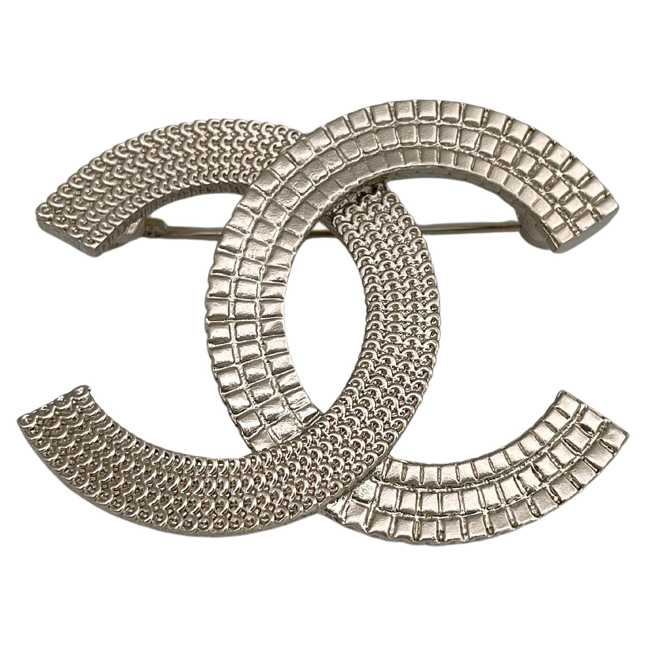 2022 Chanel A22P Pale Gold Tone Textured CC Logo Pin Brooch For Sale at  1stDibs
