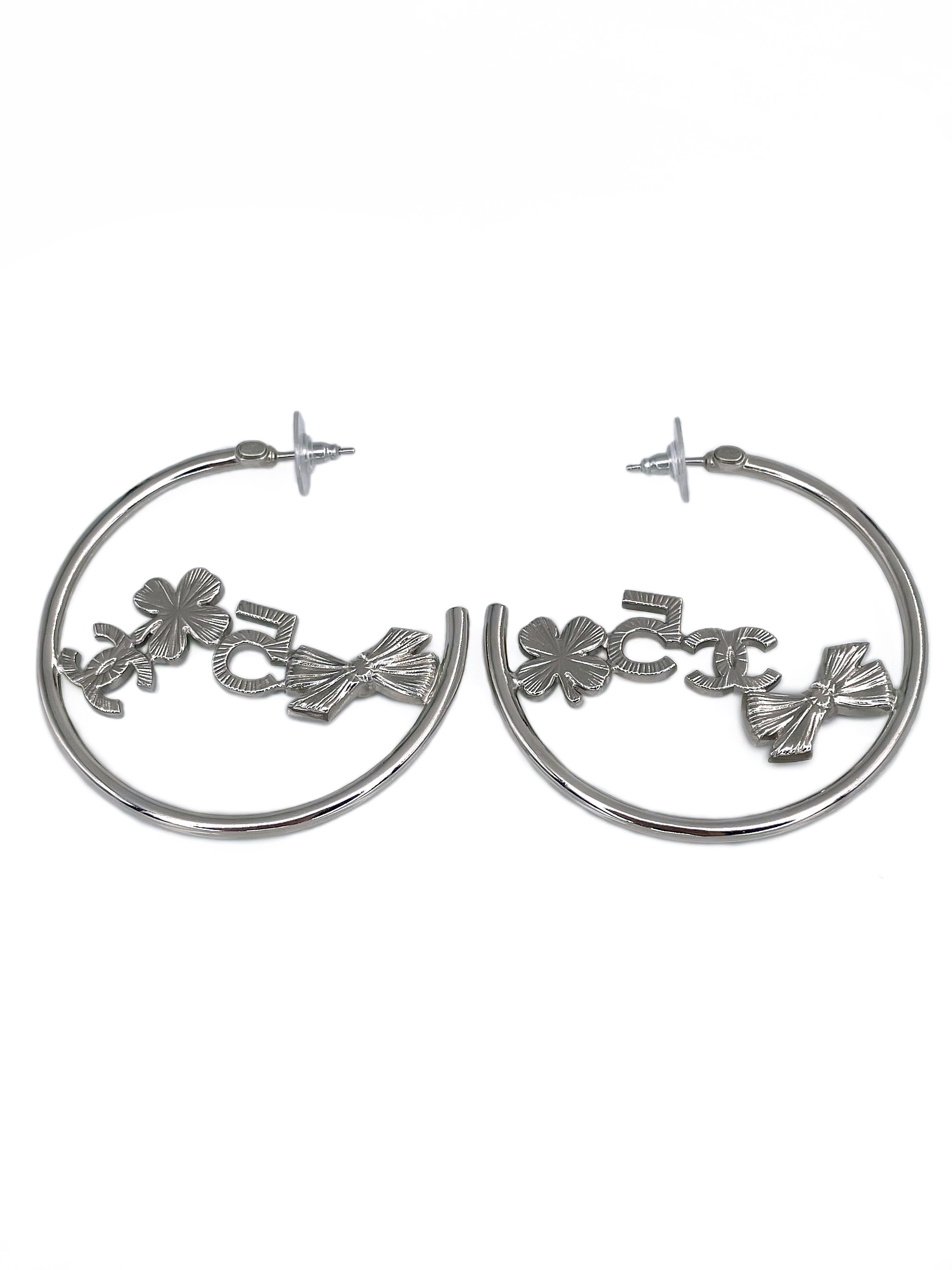2022 Chanel A22V Silver Tone Crystal Pearl CC Logo Bow Clover Half Hoop Earrings In Good Condition For Sale In Vilnius, LT