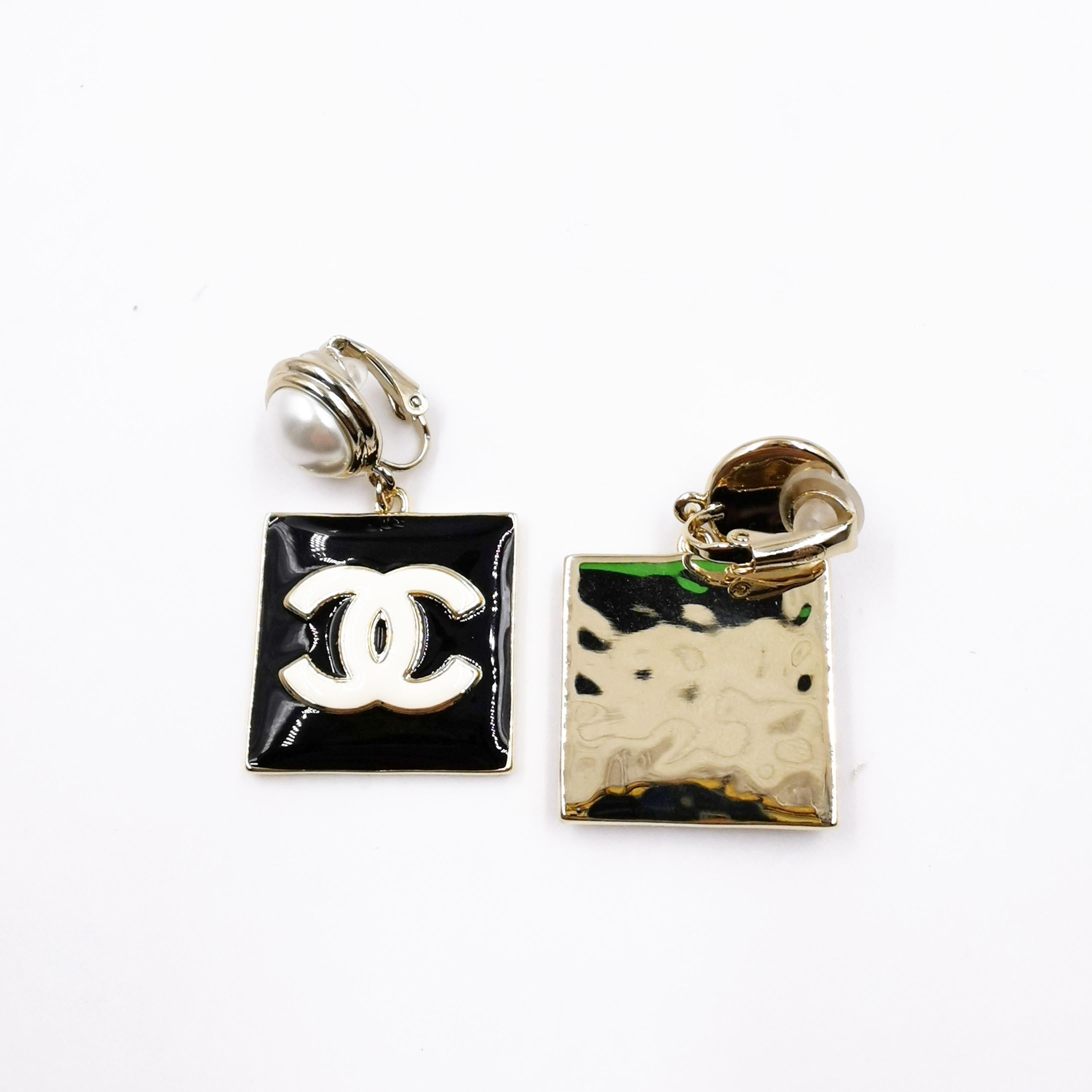 2022 CHANEL Clip on Earrings

Feature
Material: Gold Metal and Black Enamel
Condition: Excellent
Colour: Gold
Period: 2022
Place of Origin: FRANCE