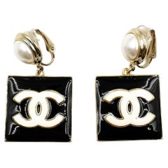 CHANEL Clips d'oreilles carrés « Jumbo » en émail noir avec logo CC 2022