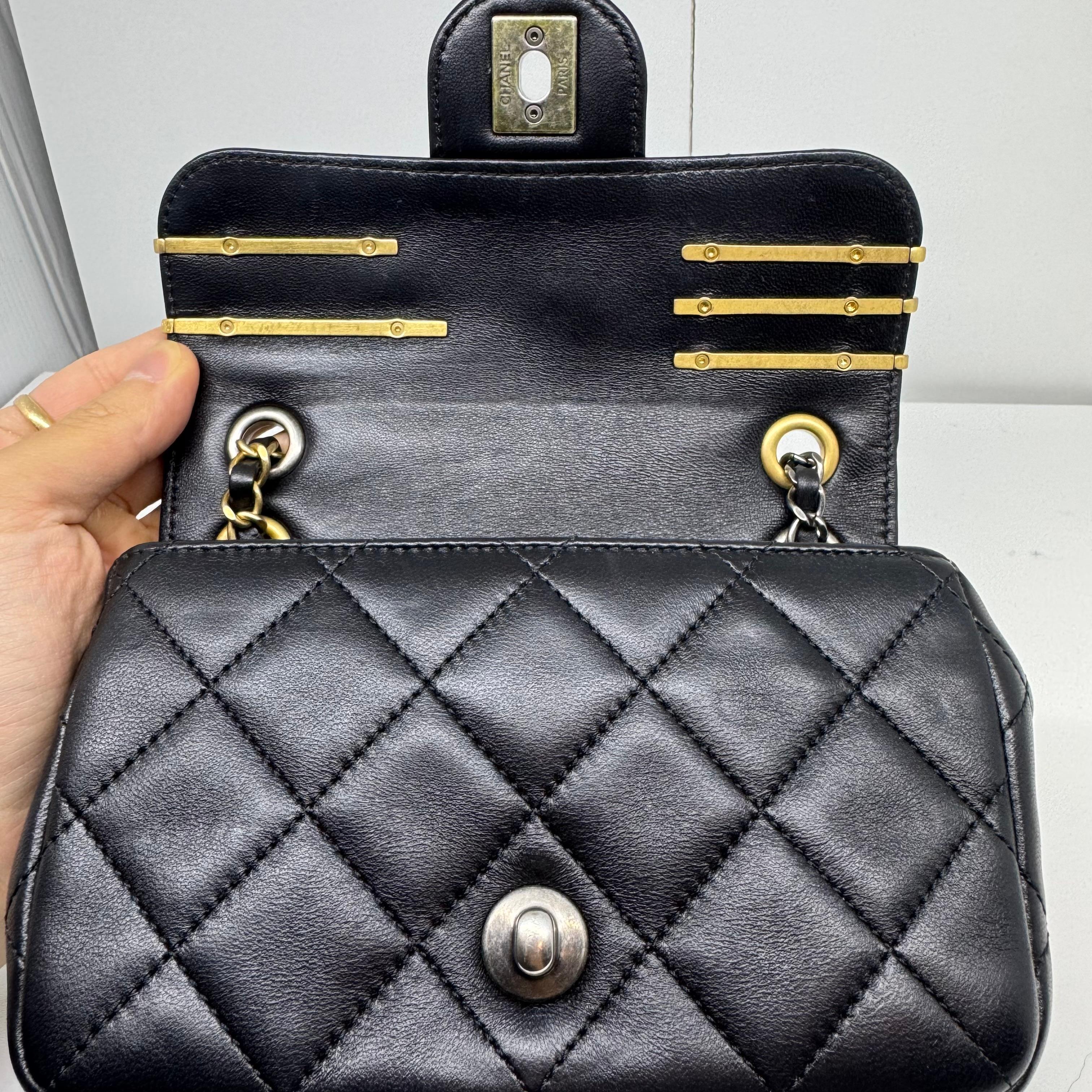 2022 Chanel Mini Coco Clips in pelle d'agnello nera con patta con charme in vendita 5