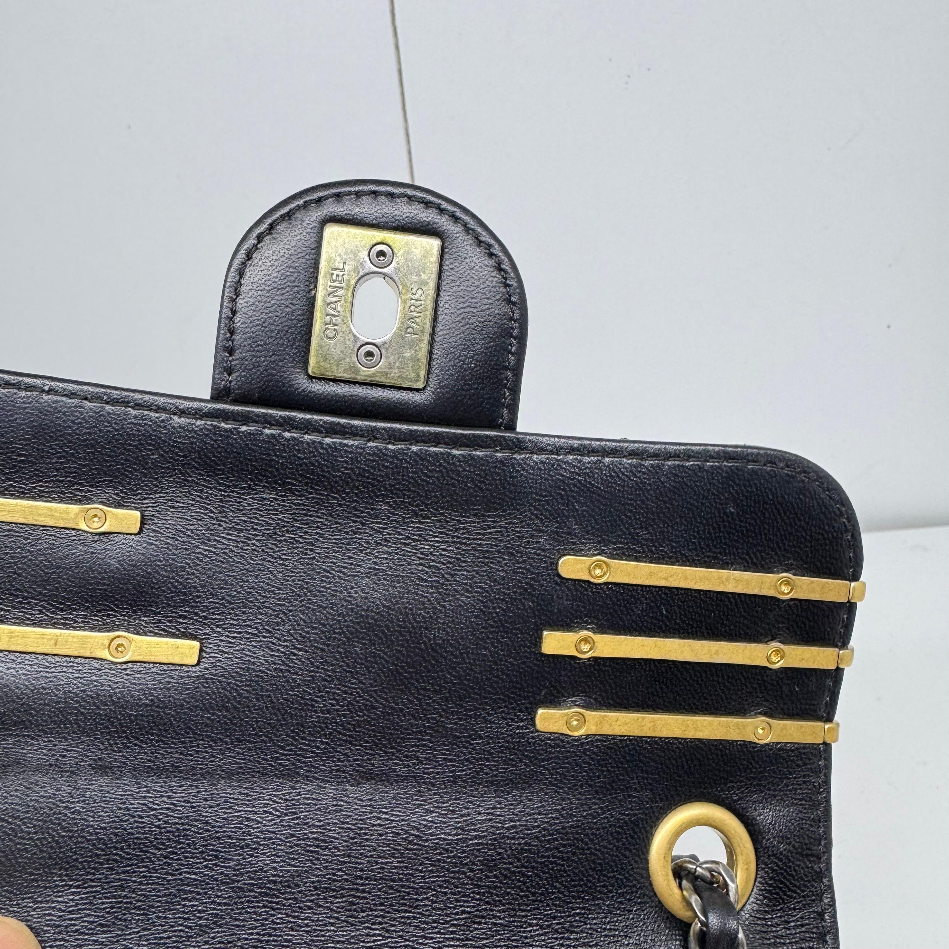 2022 Chanel Mini Coco Clips in pelle d'agnello nera con patta con charme in vendita 6